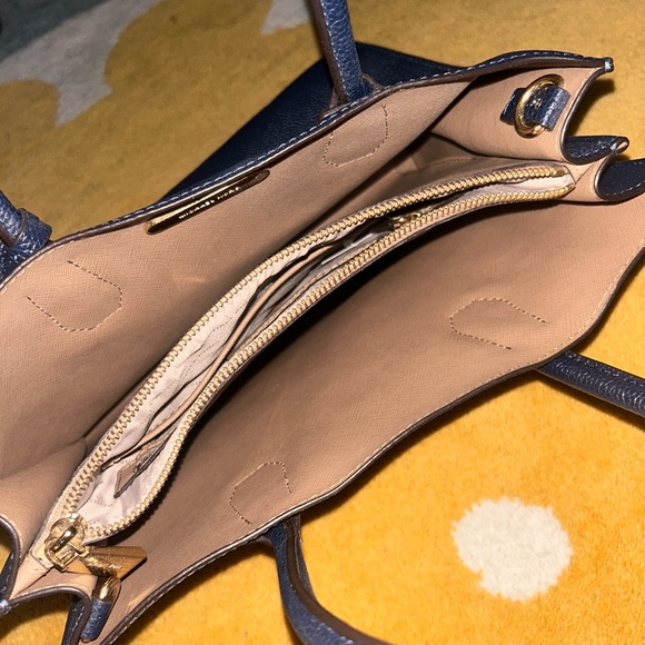 Micheal Kors Mercer LG Convo Tote - Picture 5 of 6